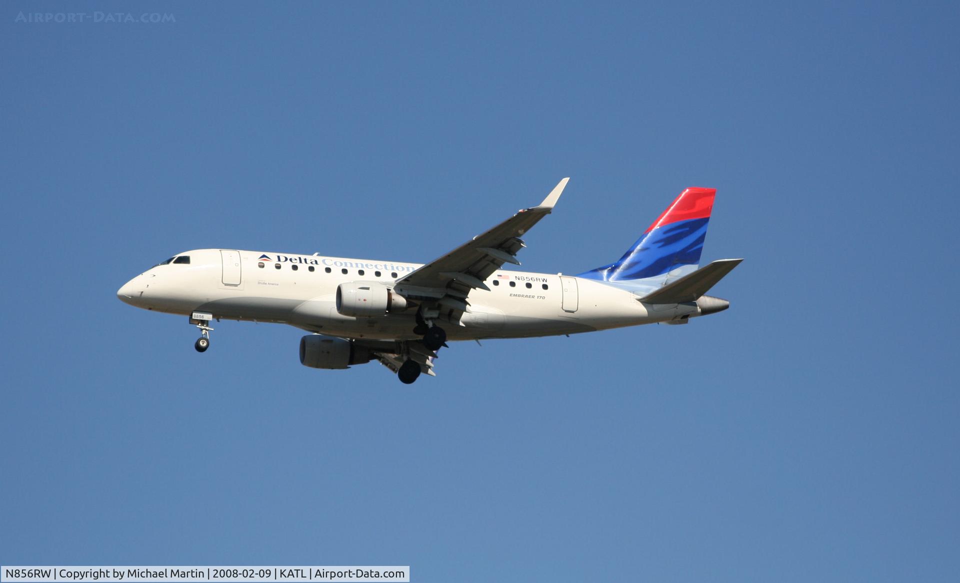 N856RW, 2005 Embraer 170SE (ERJ-170-100SE) C/N 17000078, On final for Runway 26R