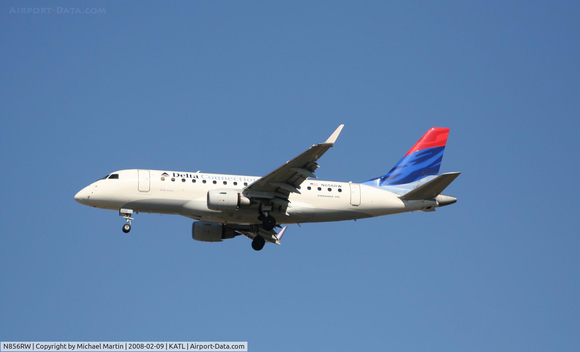 N856RW, 2005 Embraer 170SE (ERJ-170-100SE) C/N 17000078, Short Final for 26R