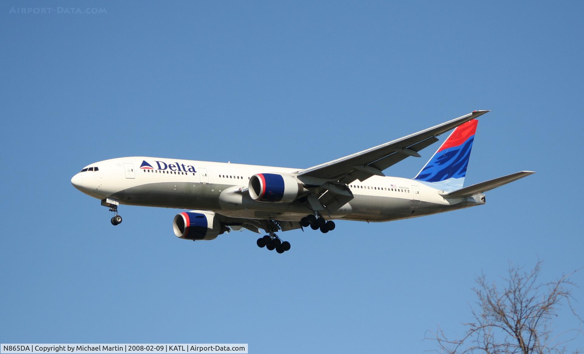 N865DA, 1999 Boeing 777-232 C/N 29737, On final for Runway 26R
