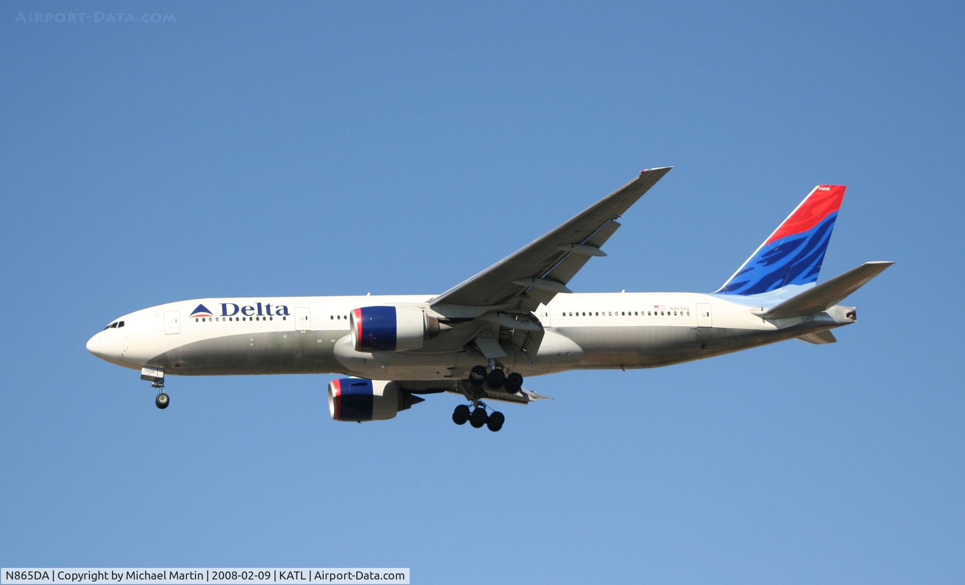N865DA, 1999 Boeing 777-232 C/N 29737, On final for Runway 26R