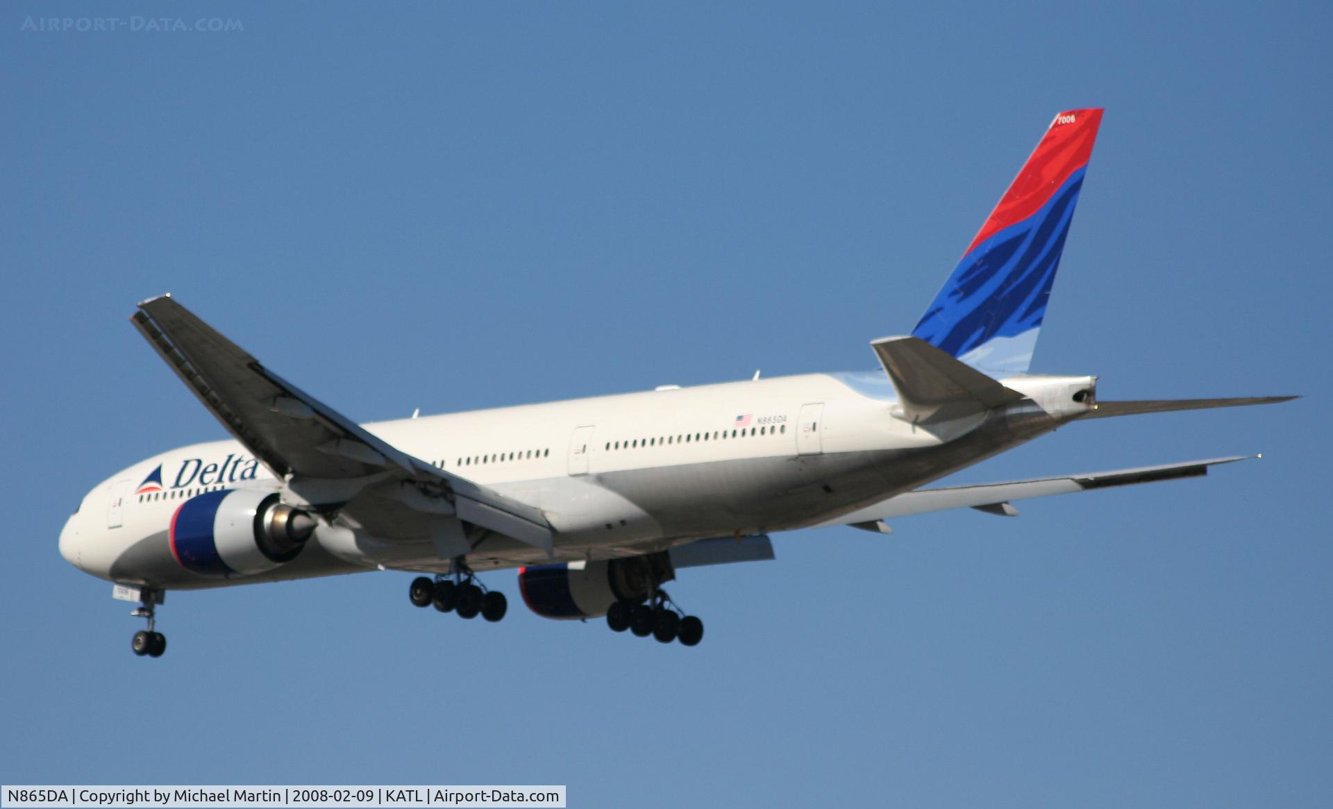 N865DA, 1999 Boeing 777-232 C/N 29737, Short Final for 26R