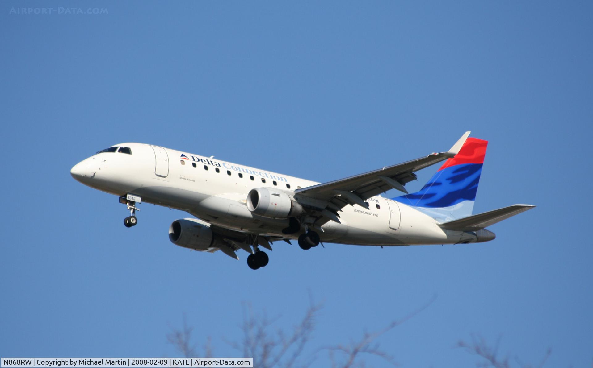N868RW, 2006 Embraer 170SE (ERJ-170-100SE) C/N 17000131, On final for Runway 26R