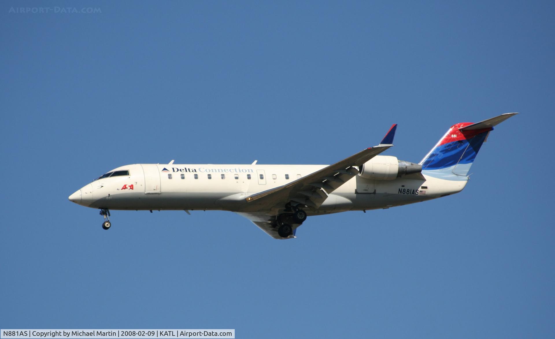 N881AS, 2001 Bombardier CRJ-200ER (CL-600-2B19) C/N 7496, On final for Runway 26R