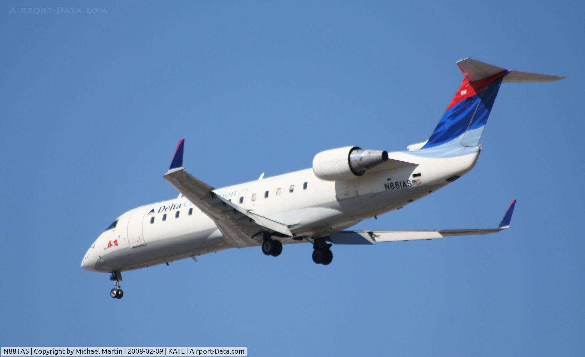 N881AS, 2001 Bombardier CRJ-200ER (CL-600-2B19) C/N 7496, Short Final for 26R