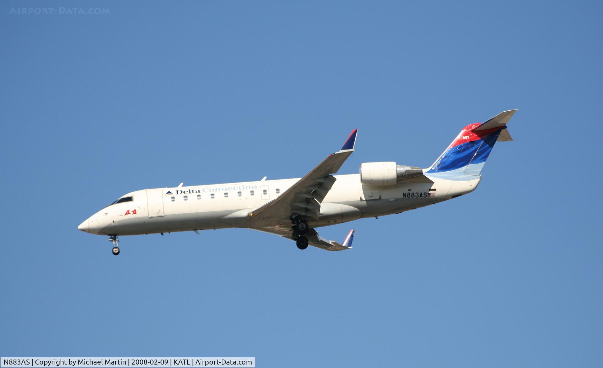 N883AS, 2001 Bombardier CRJ-200ER (CL-600-2B19) C/N 7504, On final for Runway 26R