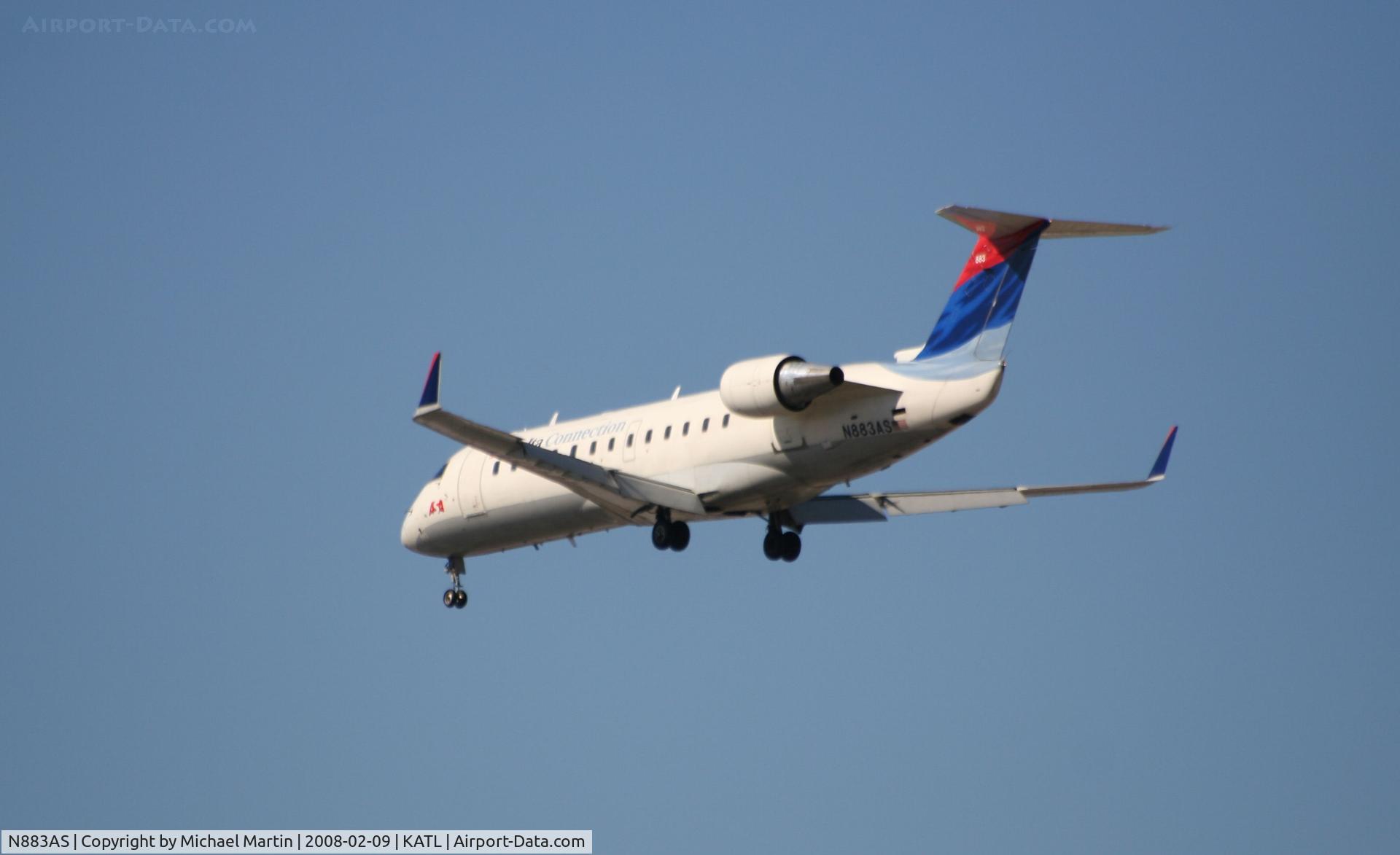 N883AS, 2001 Bombardier CRJ-200ER (CL-600-2B19) C/N 7504, Short Final for 26R