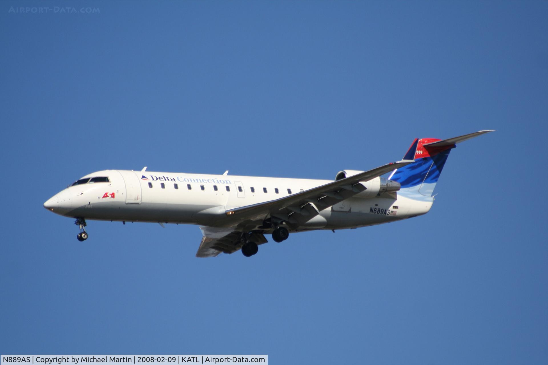N889AS, 2001 Bombardier CRJ-200ER (CL-600-2B19) C/N 7538, On final for Runway 26R
