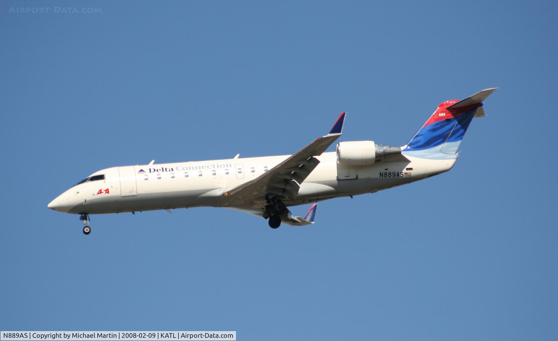 N889AS, 2001 Bombardier CRJ-200ER (CL-600-2B19) C/N 7538, On final for Runway 26R