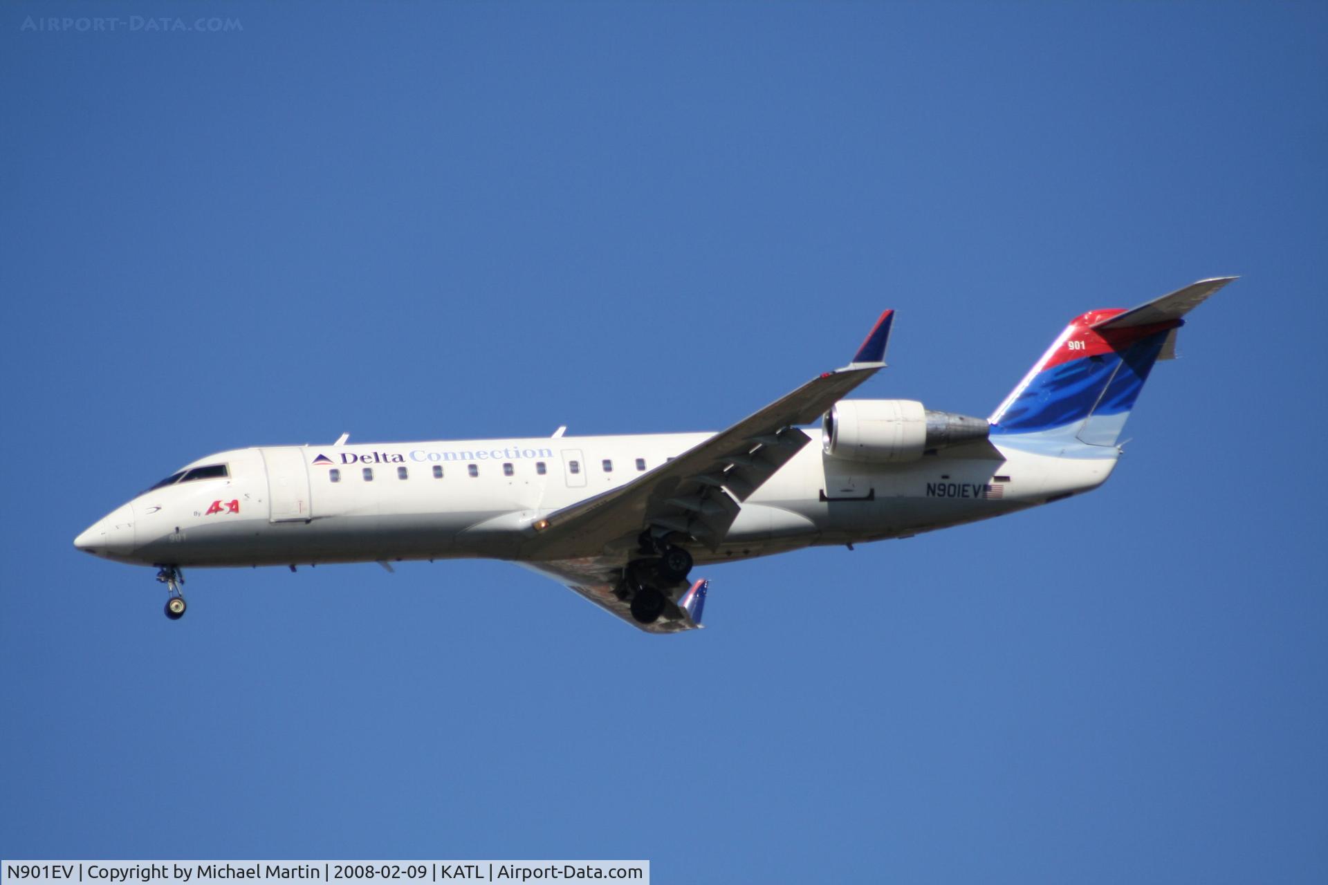 N901EV, 2002 Bombardier CRJ-200ER (CL-600-2B19) C/N 7616, On final for Runway 26R