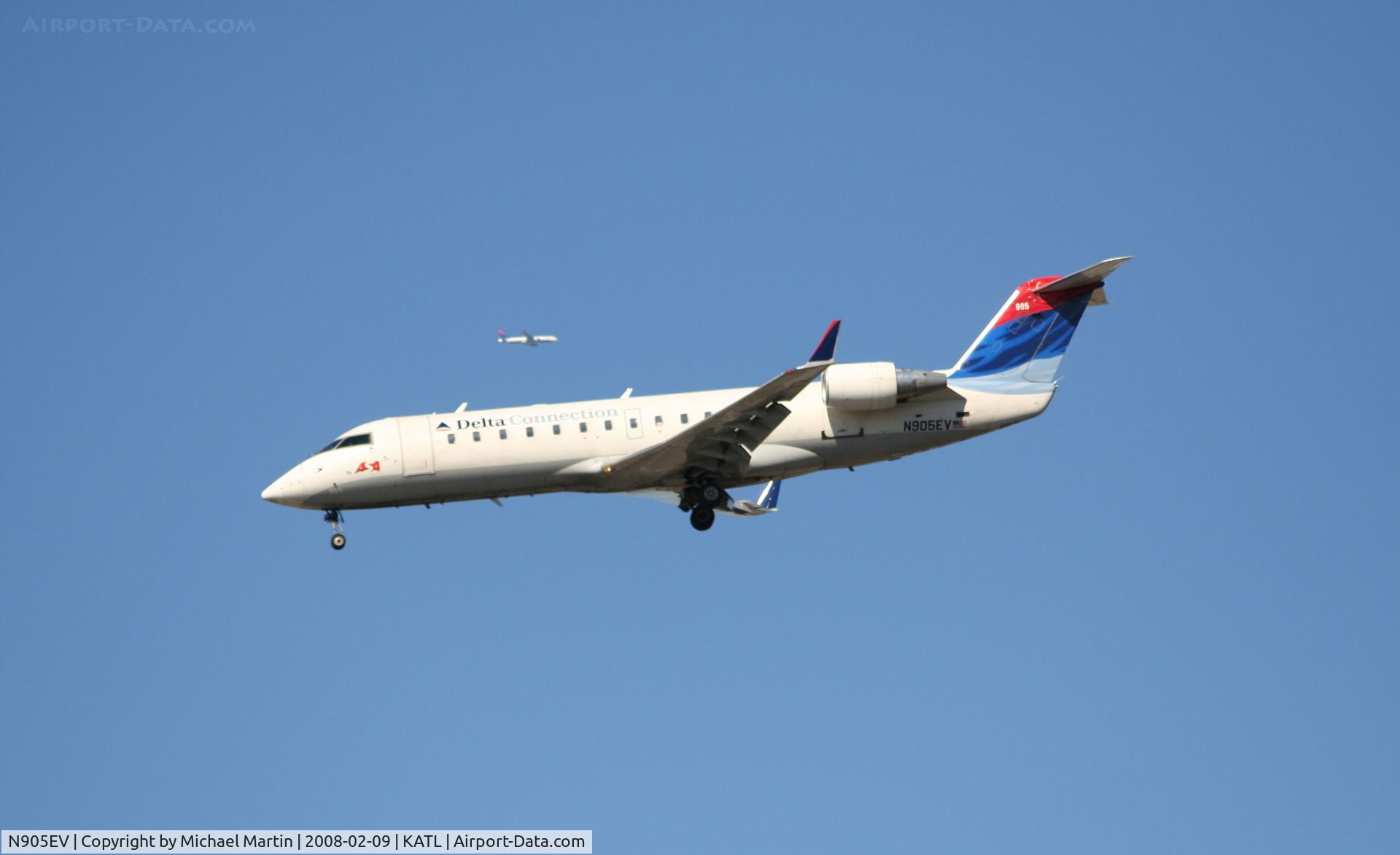 N905EV, 2002 Bombardier CRJ-200ER (CL-600-2B19) C/N 7632, On final for Runway 26R