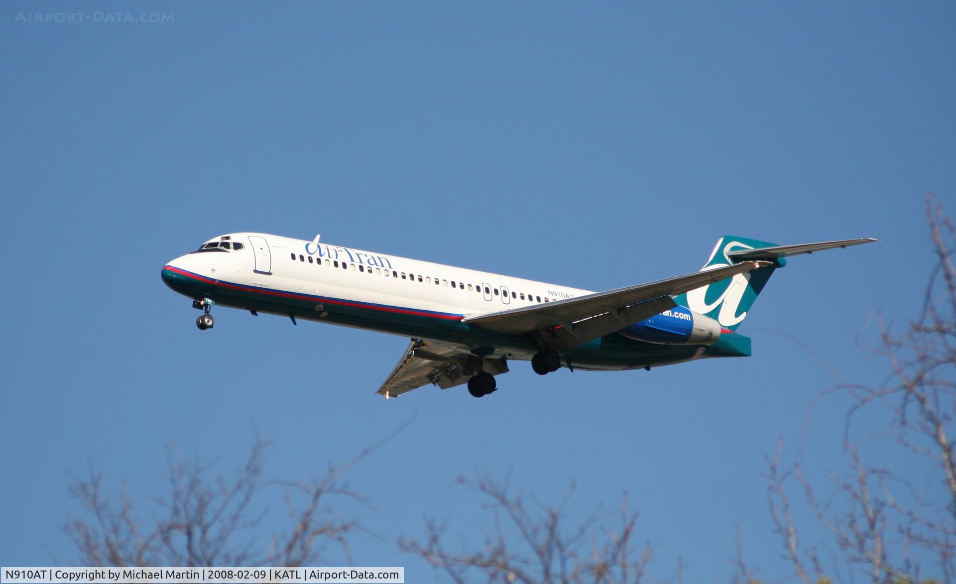 N910AT, 2001 Boeing 717-200 C/N 55086, On final for Runway 26R