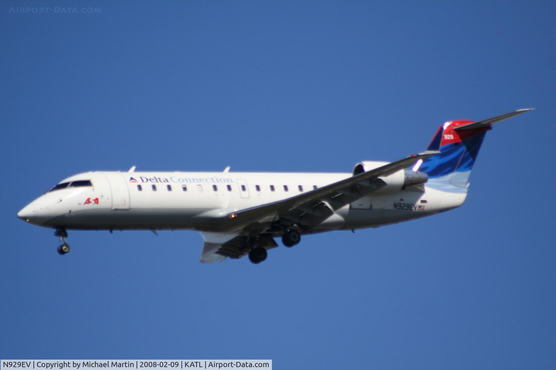 N929EV, 2004 Bombardier CRJ-200ER (CL-600-2B19) C/N 8007, On final for Runway 26R