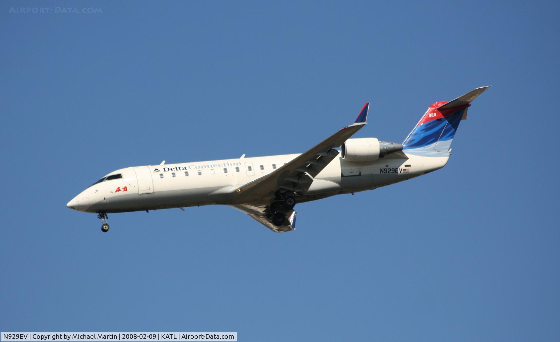 N929EV, 2004 Bombardier CRJ-200ER (CL-600-2B19) C/N 8007, On final for Runway 26R