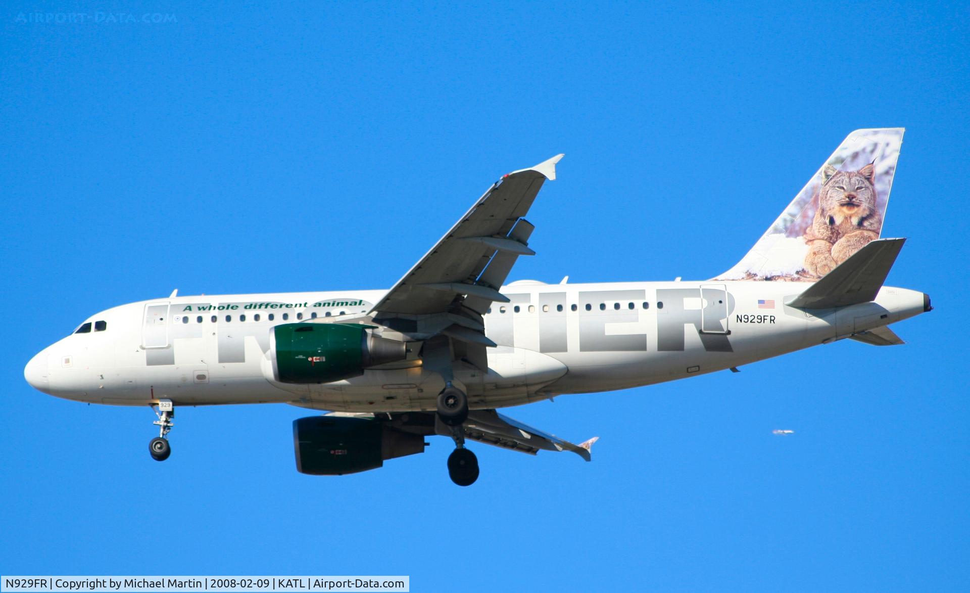 N929FR, 2004 Airbus A319-111 C/N 2240, On final for Runway 26R