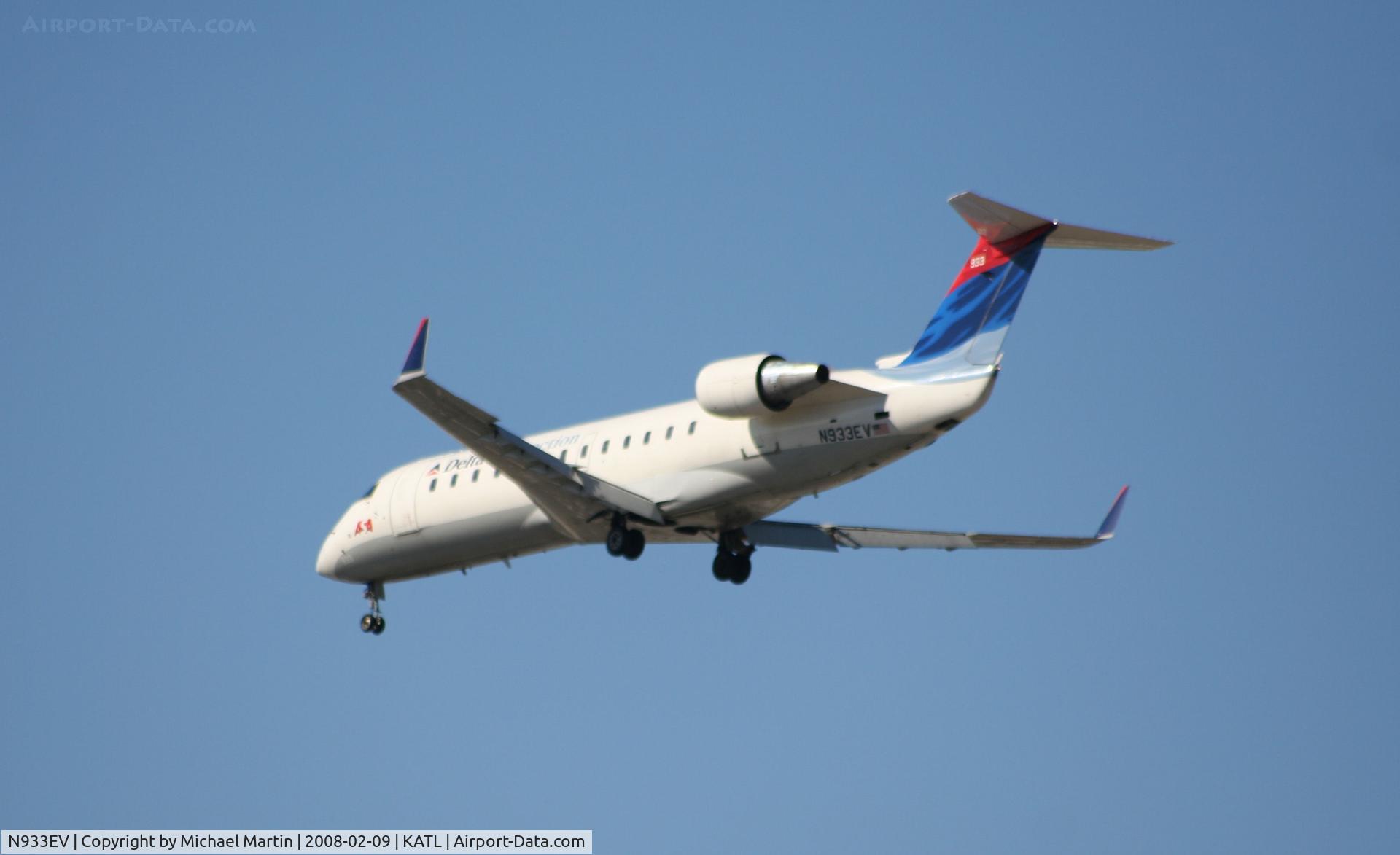 N933EV, 2005 Canadair CRJ-200ER (CL-600-2B19) C/N 8022, On final for Runway 26R