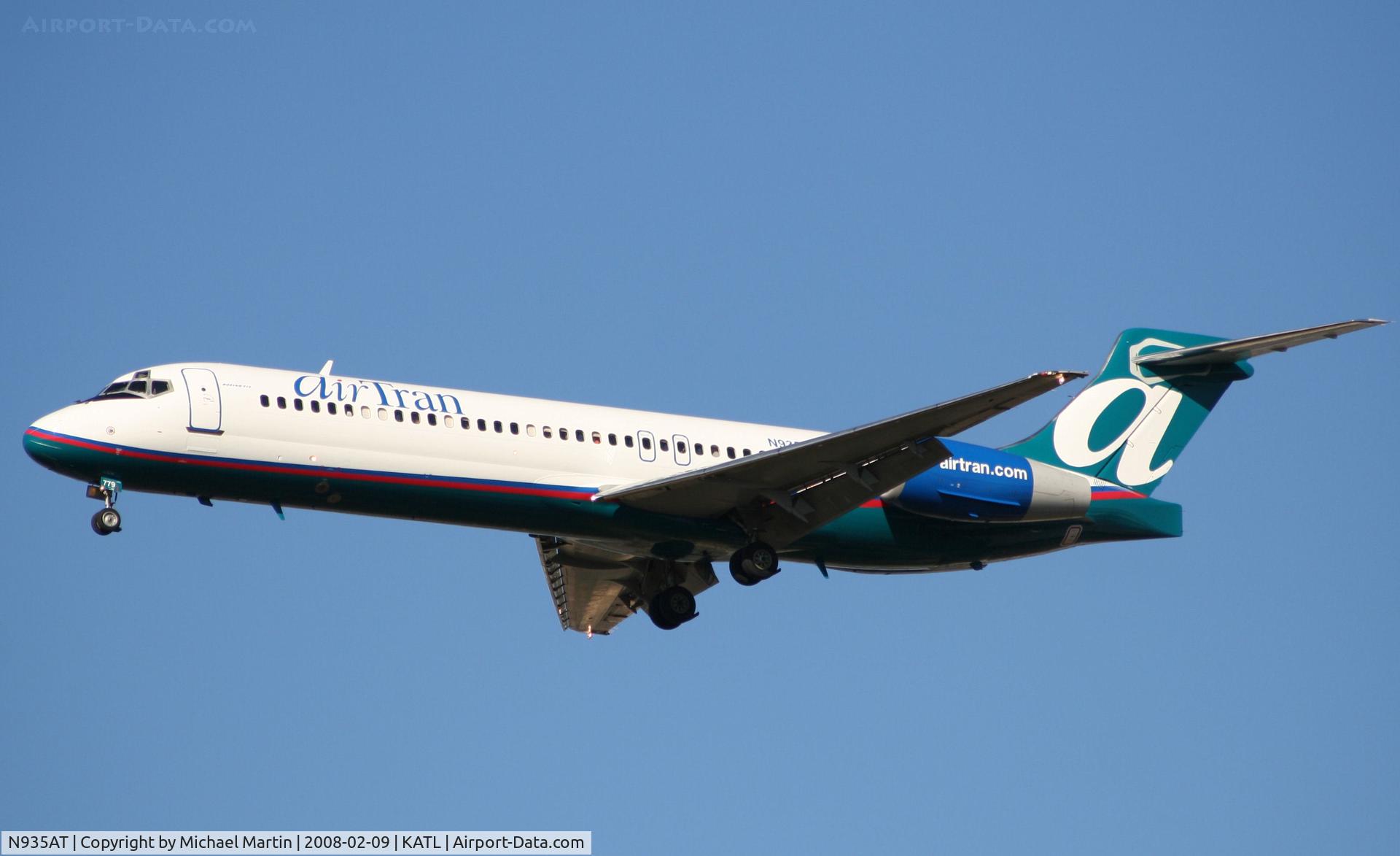 N935AT, 2000 Boeing 717-200 C/N 55069, On final for Runway 26R