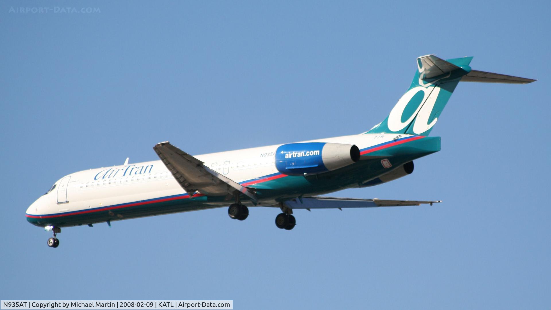 N935AT, 2000 Boeing 717-200 C/N 55069, Short Final for 26R