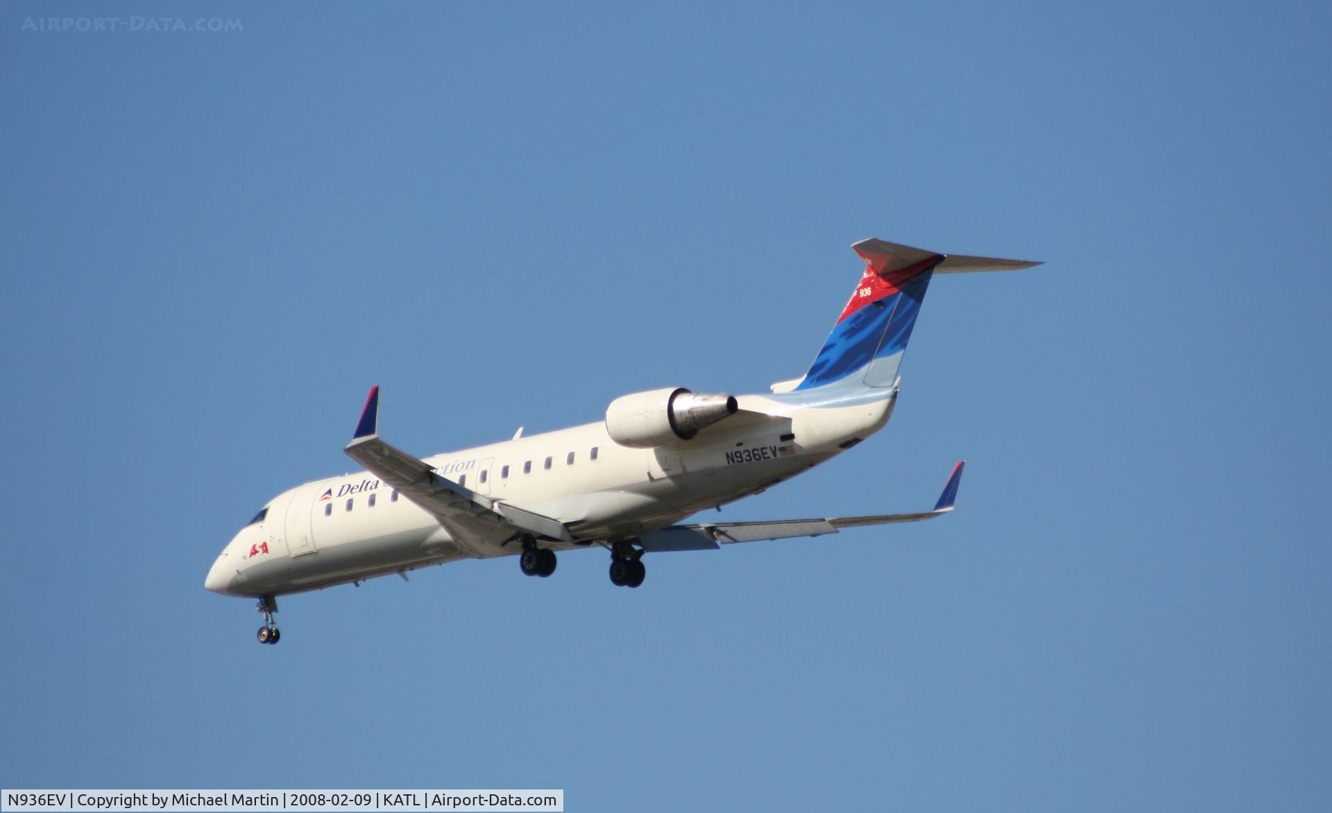 N936EV, 2005 Bombardier CRJ-200ER (CL-600-2B19) C/N 8038, Short Final for 26R
