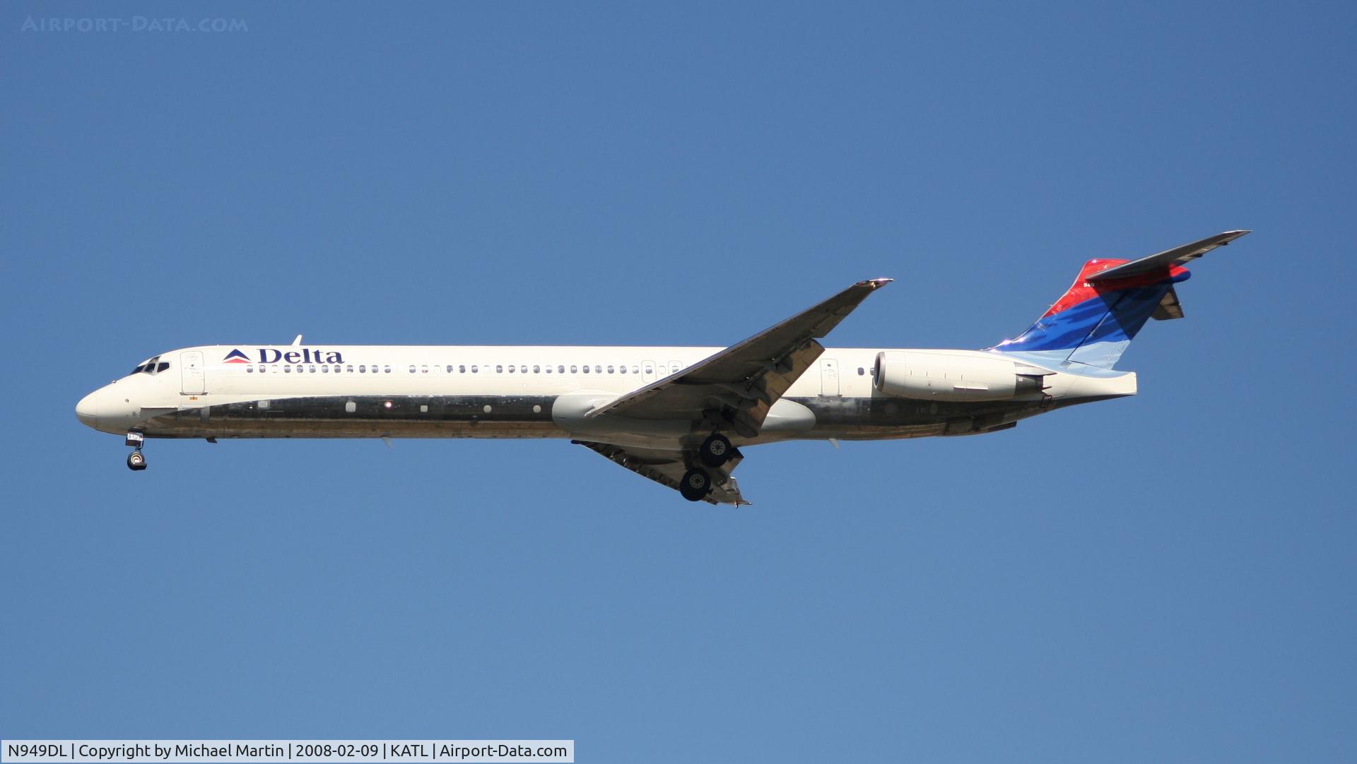 N949DL, 1990 McDonnell Douglas MD-88 C/N 49880, On final for Runway 26R