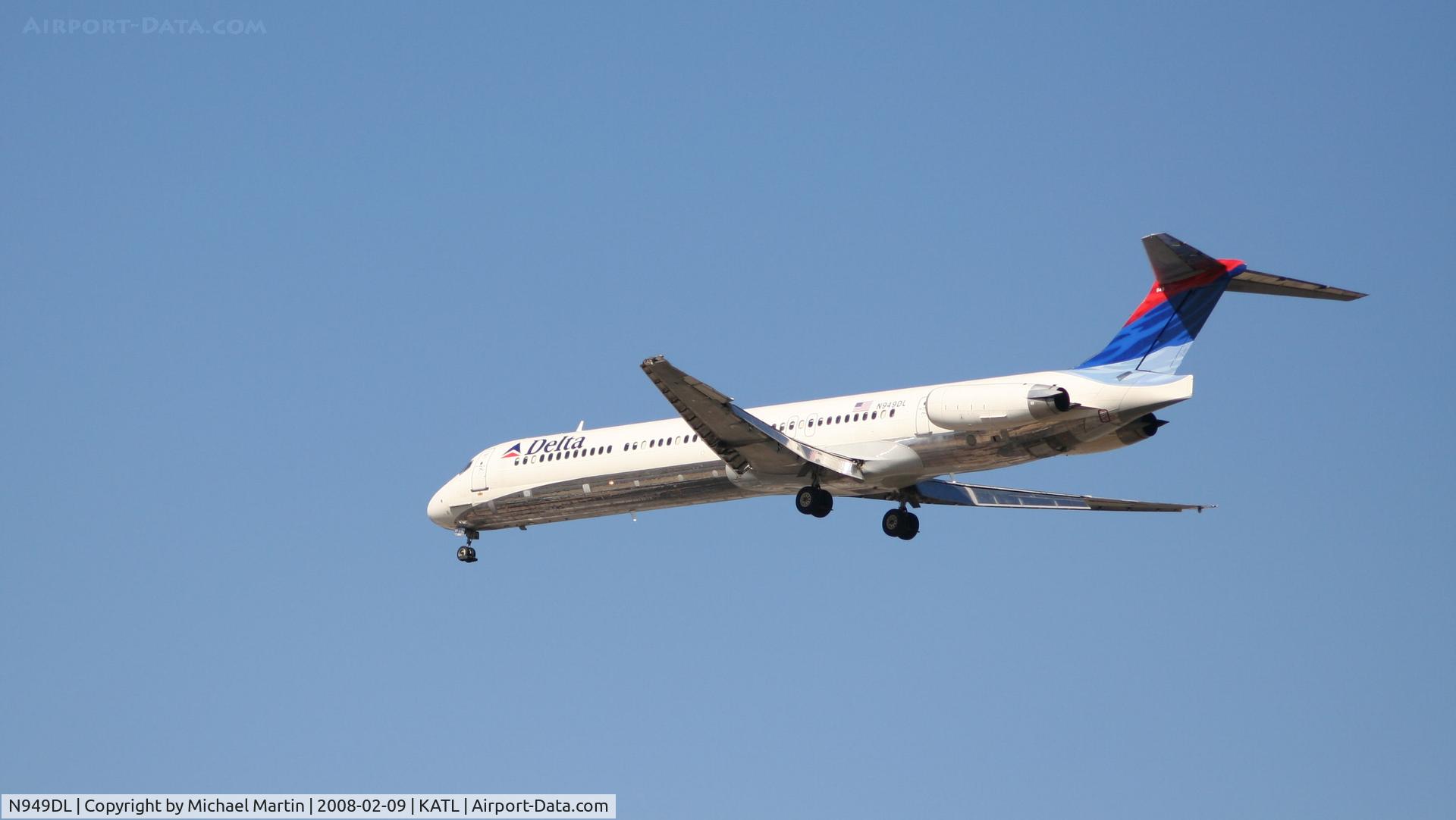 N949DL, 1990 McDonnell Douglas MD-88 C/N 49880, Short Final for 26R