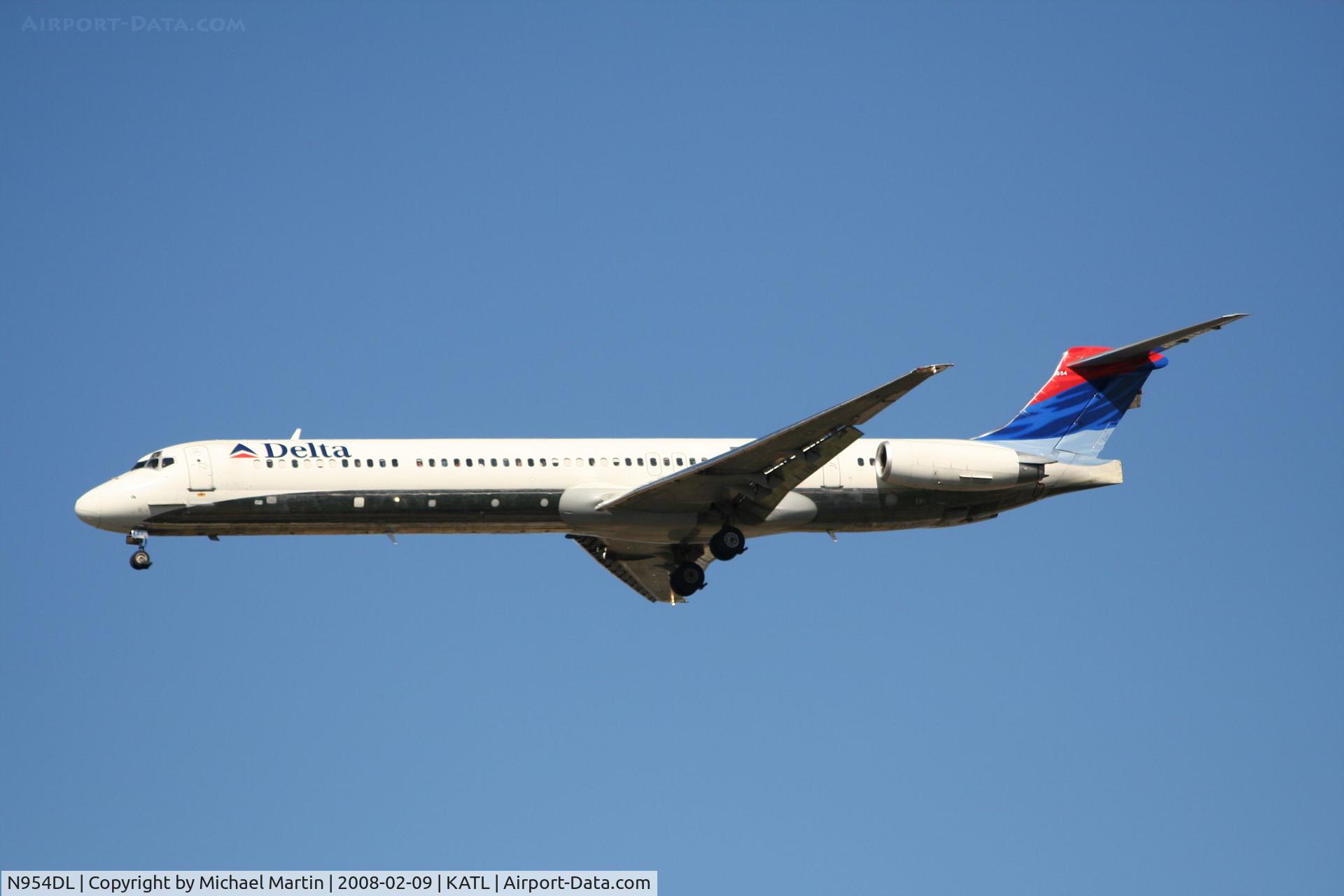 N954DL, 1990 McDonnell Douglas MD-88 C/N 49885, On final for Runway 26R
