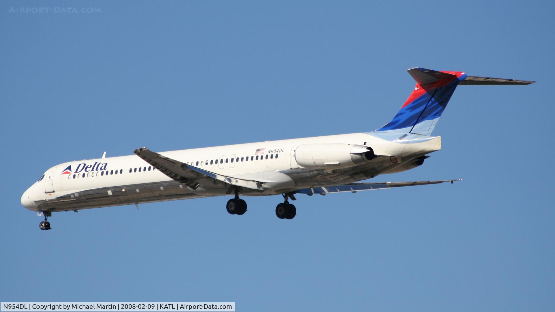 N954DL, 1990 McDonnell Douglas MD-88 C/N 49885, Short Final for 26R