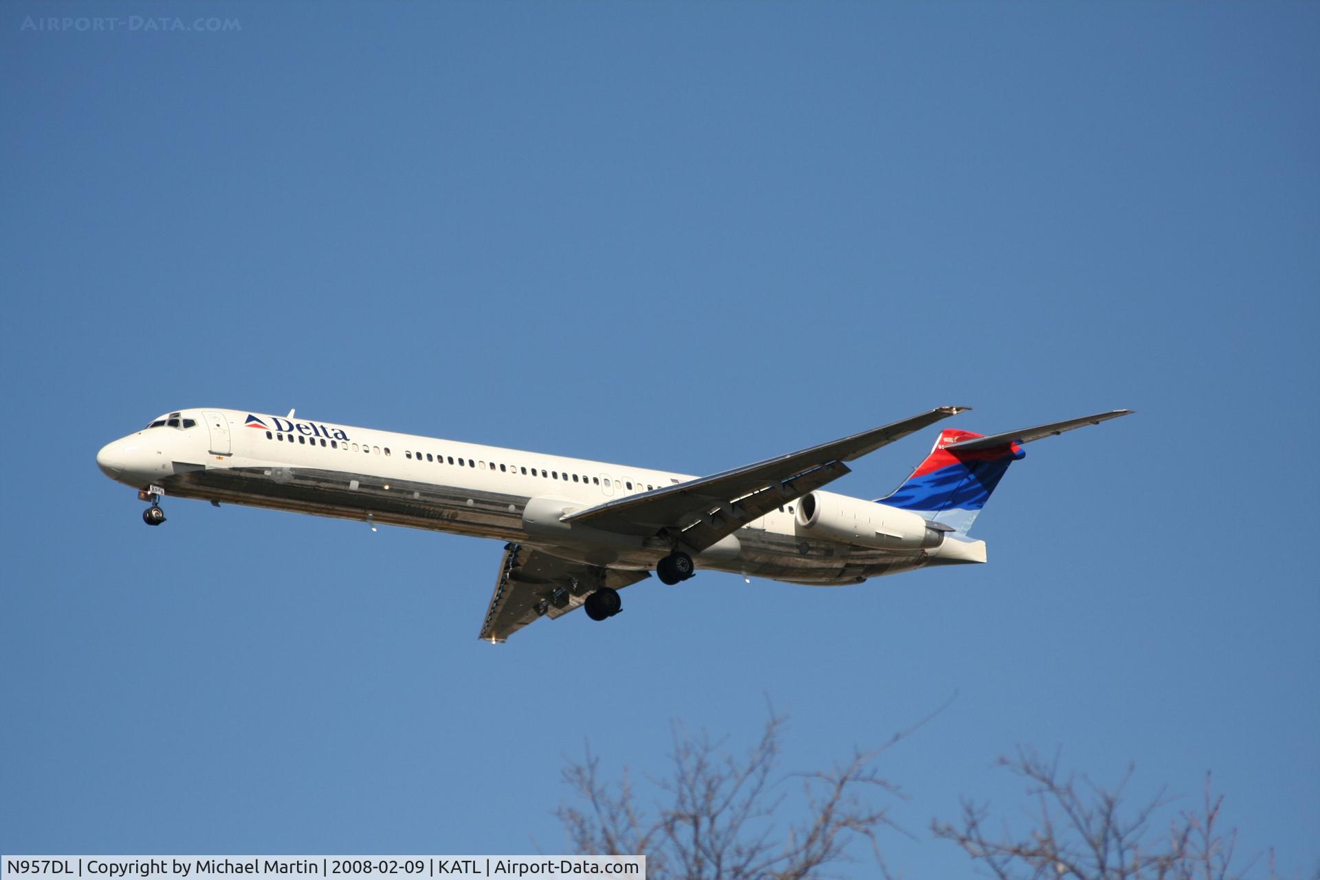 N957DL, 1990 McDonnell Douglas MD-88 C/N 49976, On final for Runway 26R