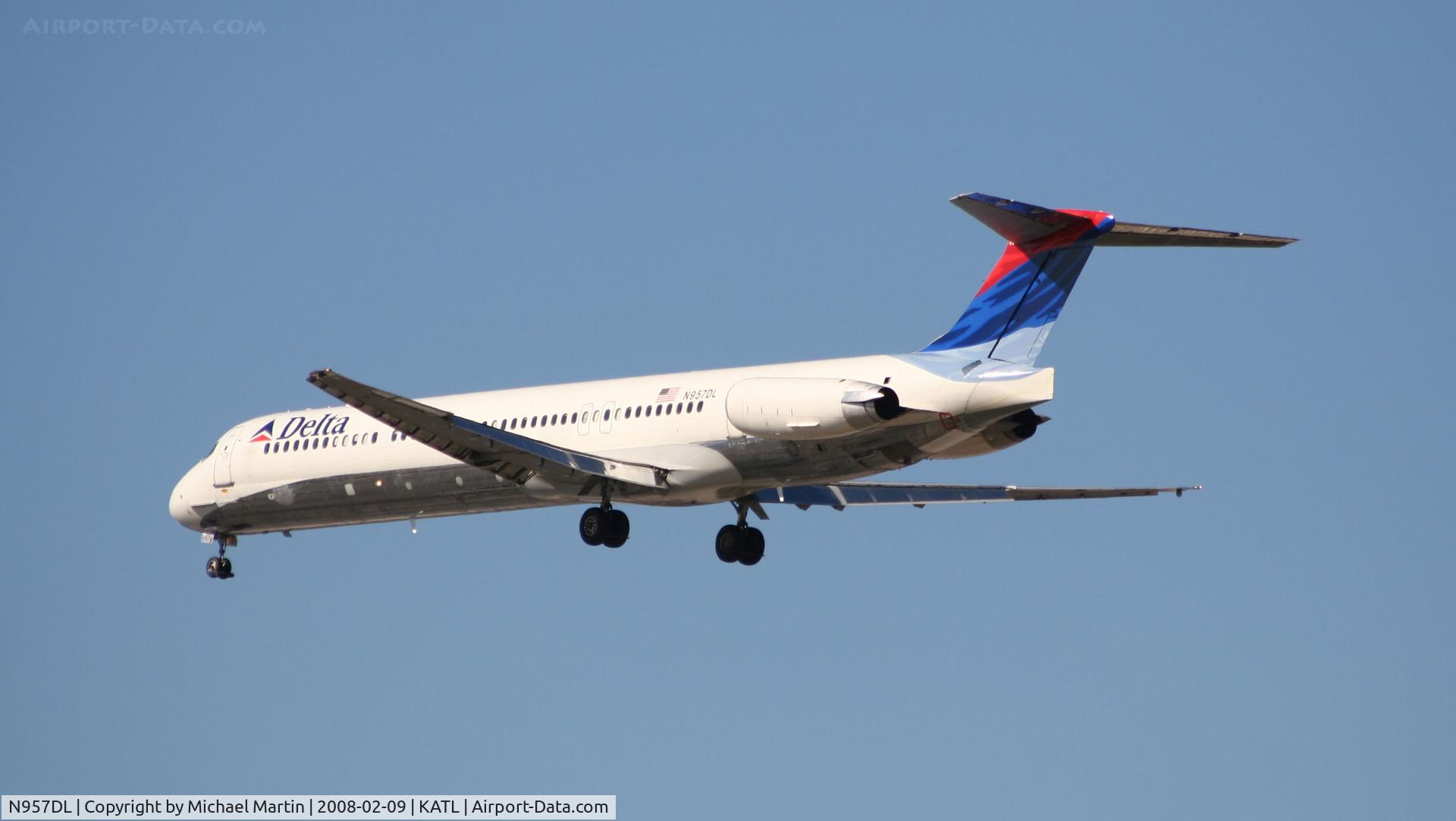 N957DL, 1990 McDonnell Douglas MD-88 C/N 49976, Short Final for 26R