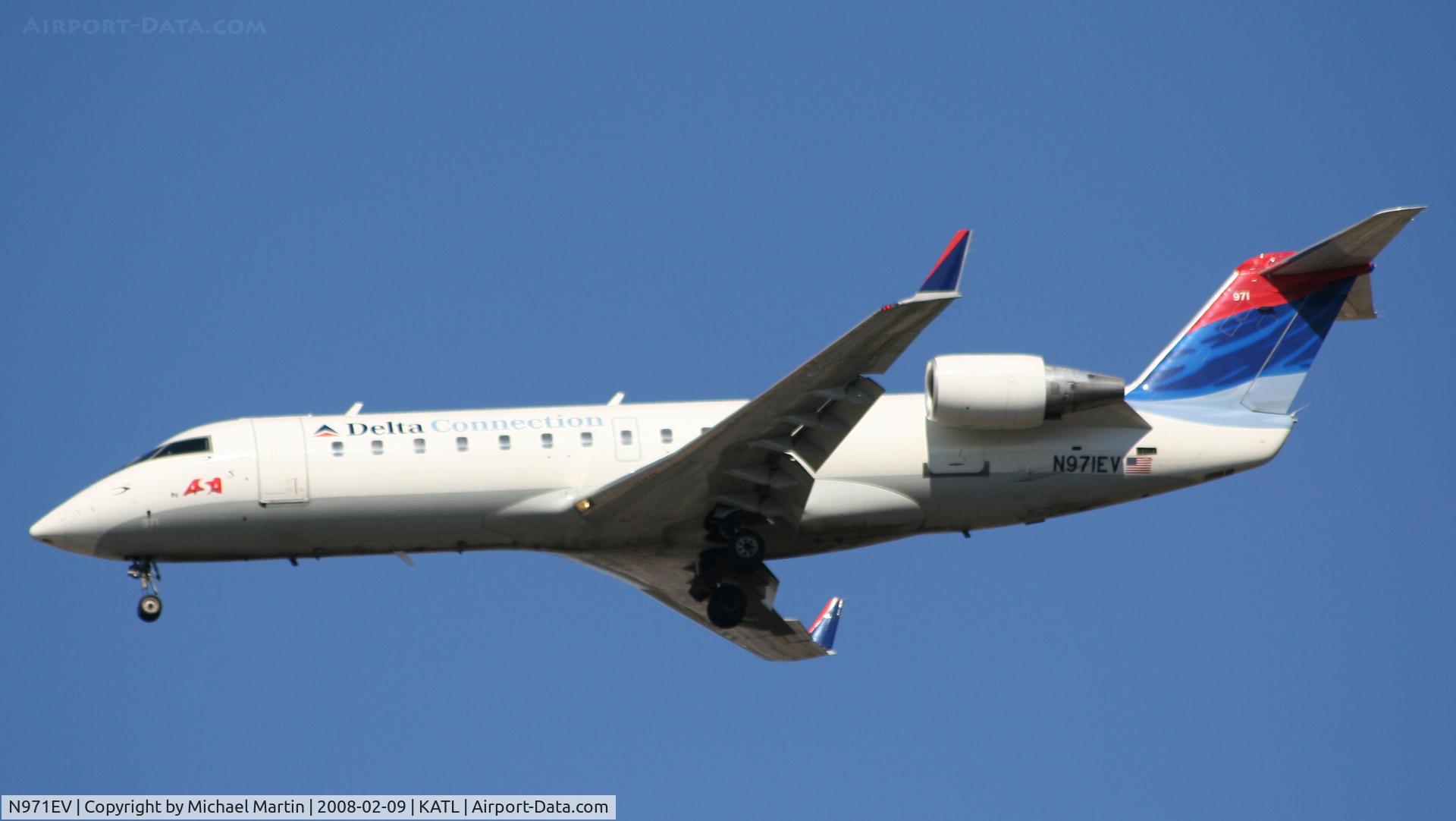 N971EV, 2001 Bombardier CRJ-200ER (CL-600-2B19) C/N 7528, On final for Runway 26R