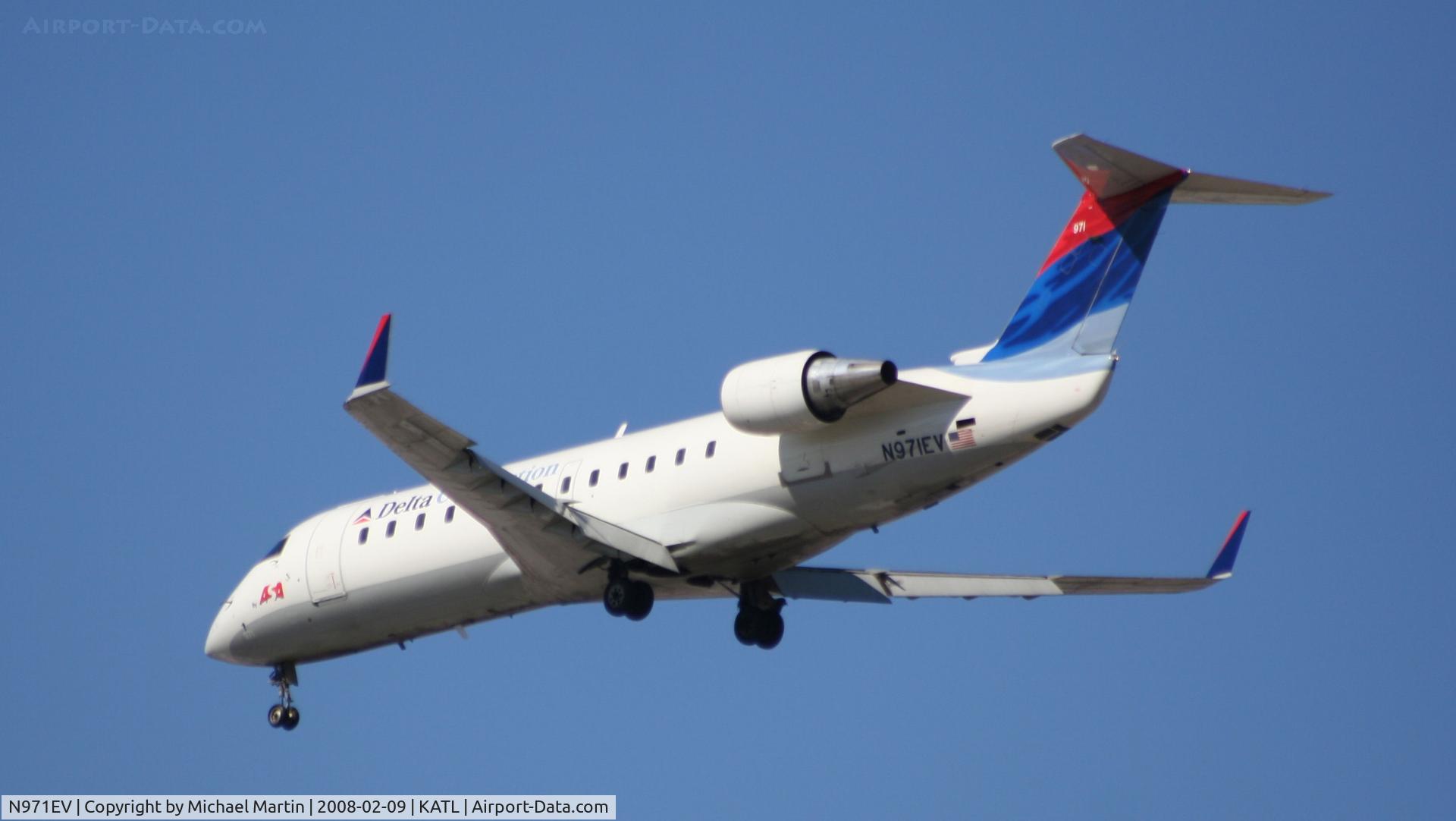 N971EV, 2001 Bombardier CRJ-200ER (CL-600-2B19) C/N 7528, Short Final for 26R