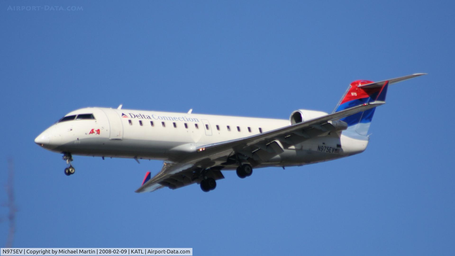 N975EV, 2001 Bombardier CRJ-200ER (CL-600-2B19) C/N 7599, On final for Runway 26R