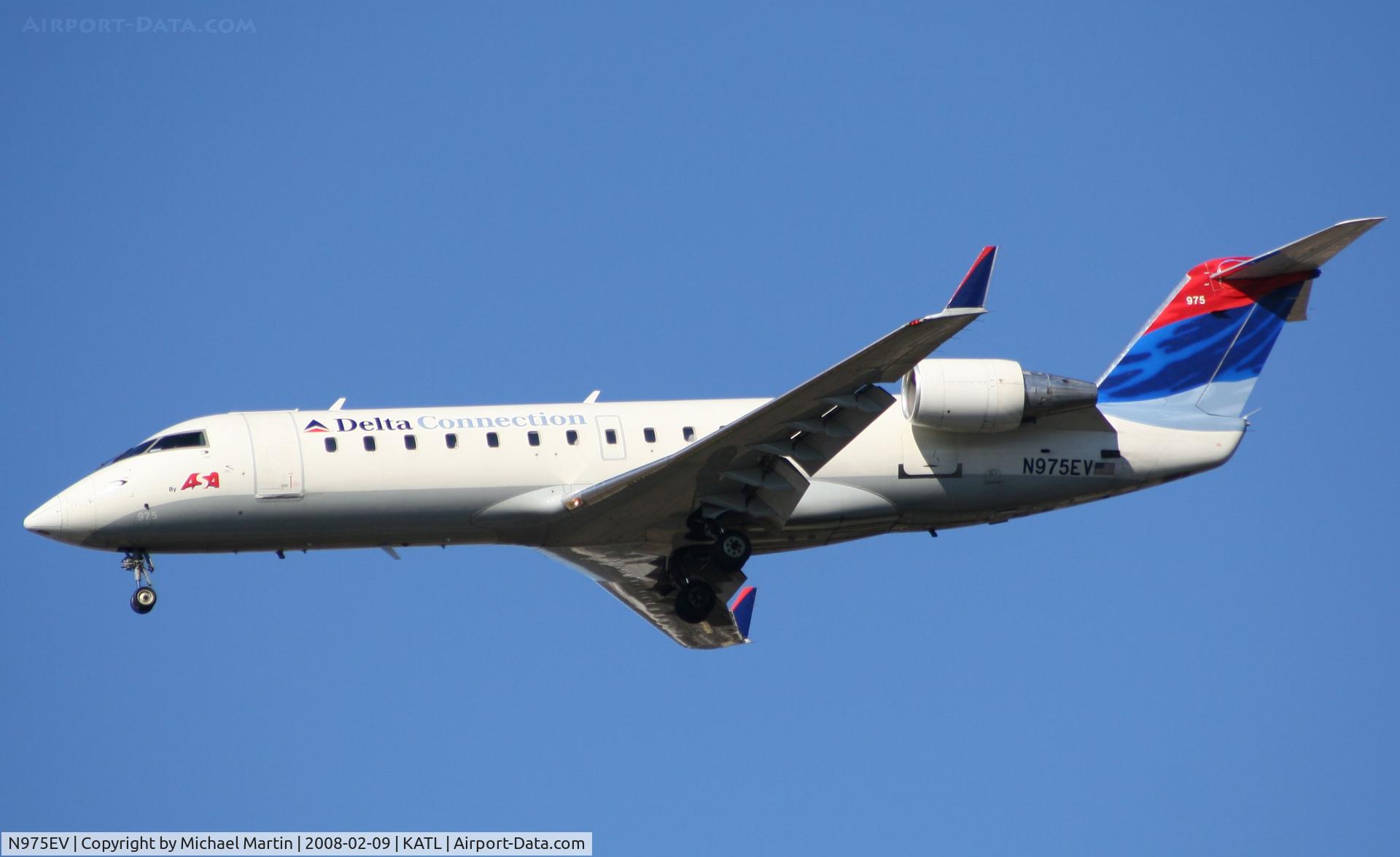 N975EV, 2001 Bombardier CRJ-200ER (CL-600-2B19) C/N 7599, On final for Runway 26R
