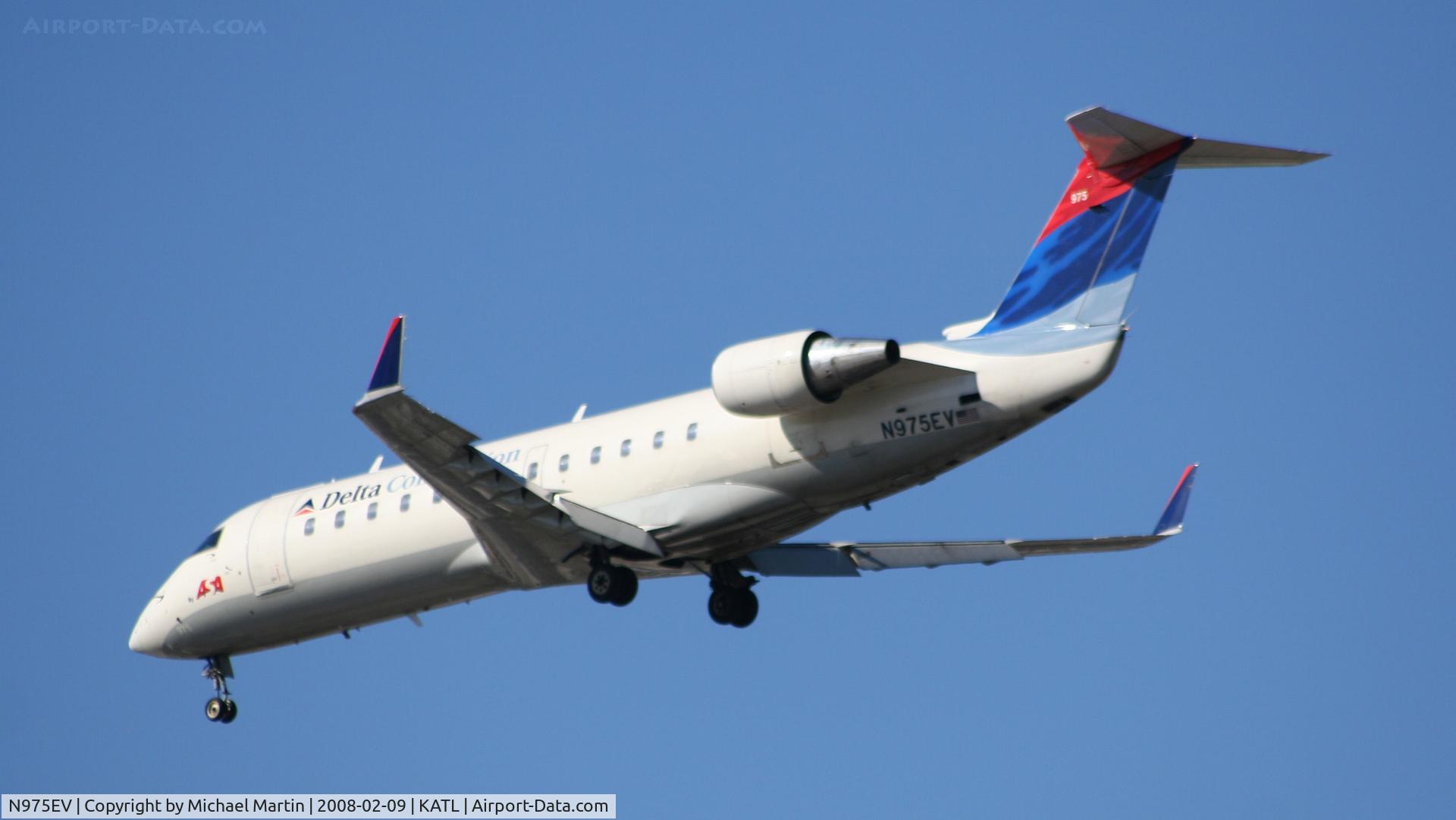 N975EV, 2001 Bombardier CRJ-200ER (CL-600-2B19) C/N 7599, Short Final for 26R