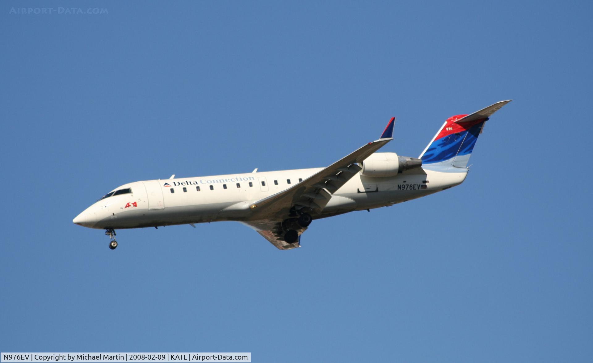 N976EV, 2001 Bombardier CRJ-200ER (CL-600-2B19) C/N 7601, On final for Runway 26R
