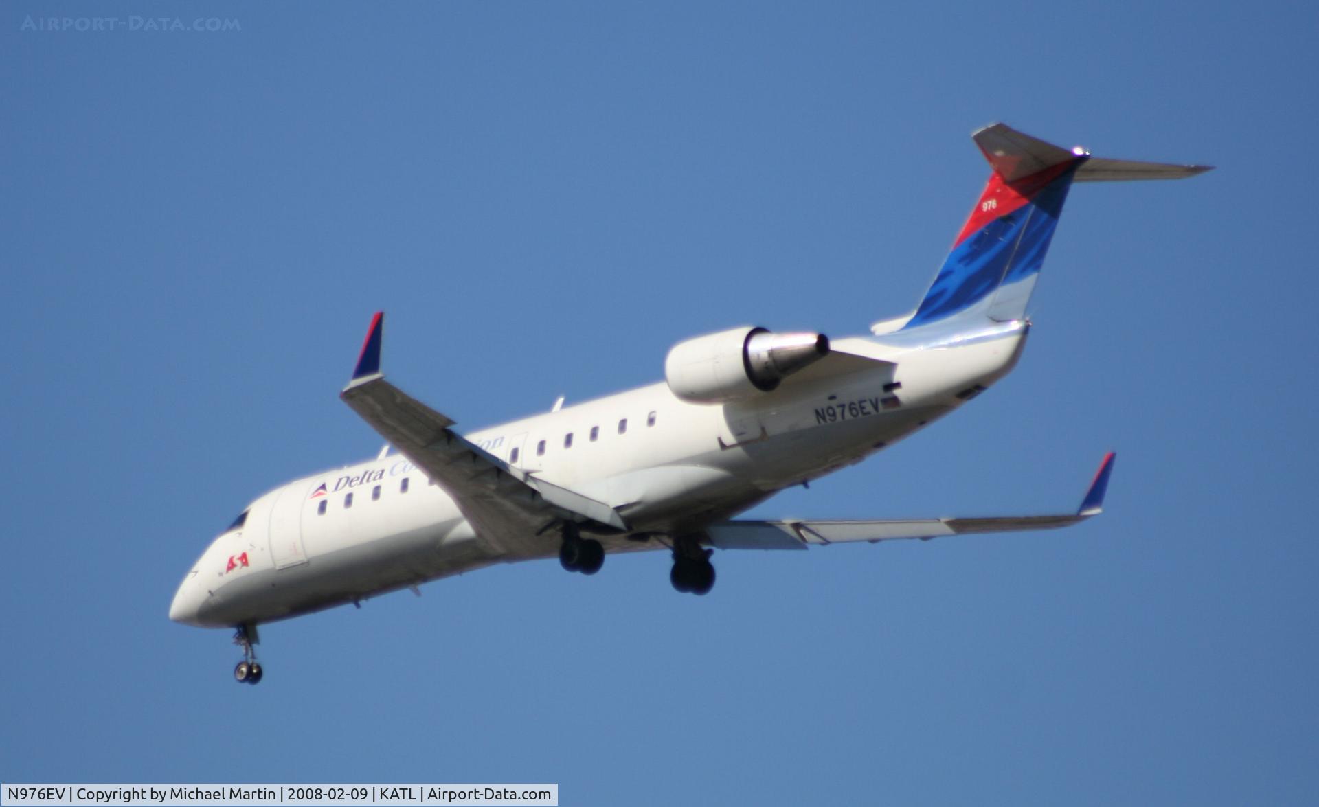N976EV, 2001 Bombardier CRJ-200ER (CL-600-2B19) C/N 7601, Short Final for 26R