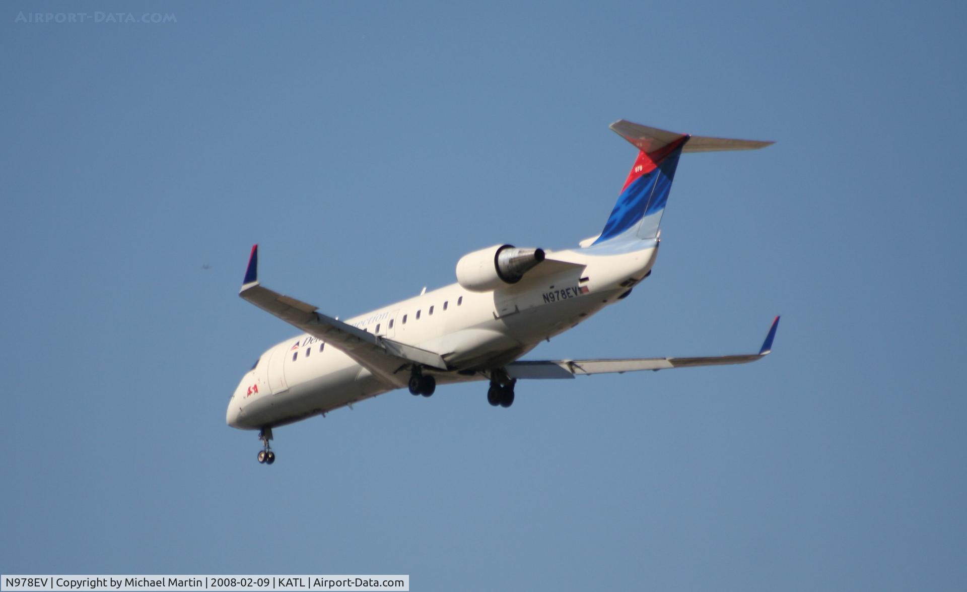 N978EV, 2002 Bombardier CRJ-200ER (CL-600-2B19) C/N 7723, Short Final for 26R