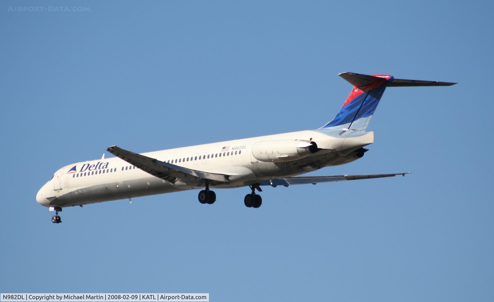N982DL, 1991 McDonnell Douglas MD-88 C/N 53273, Short Final for 26R
