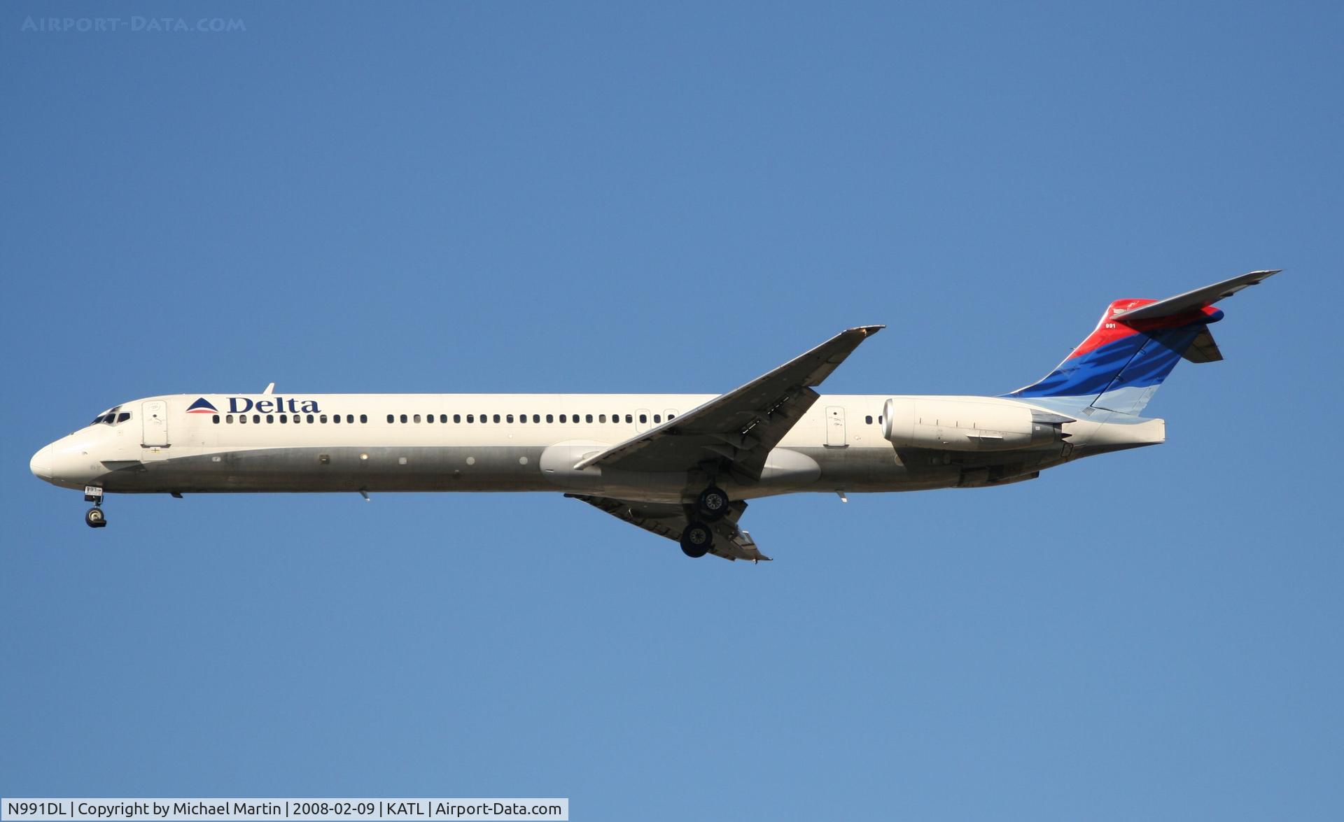 N991DL, 1991 McDonnell Douglas MD-88 C/N 53343, On final for Runway 26R