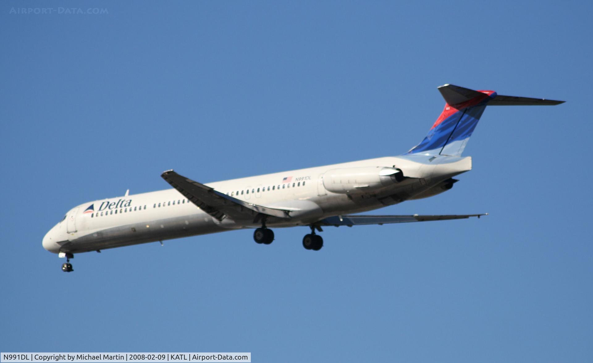 N991DL, 1991 McDonnell Douglas MD-88 C/N 53343, Short Final for 26R