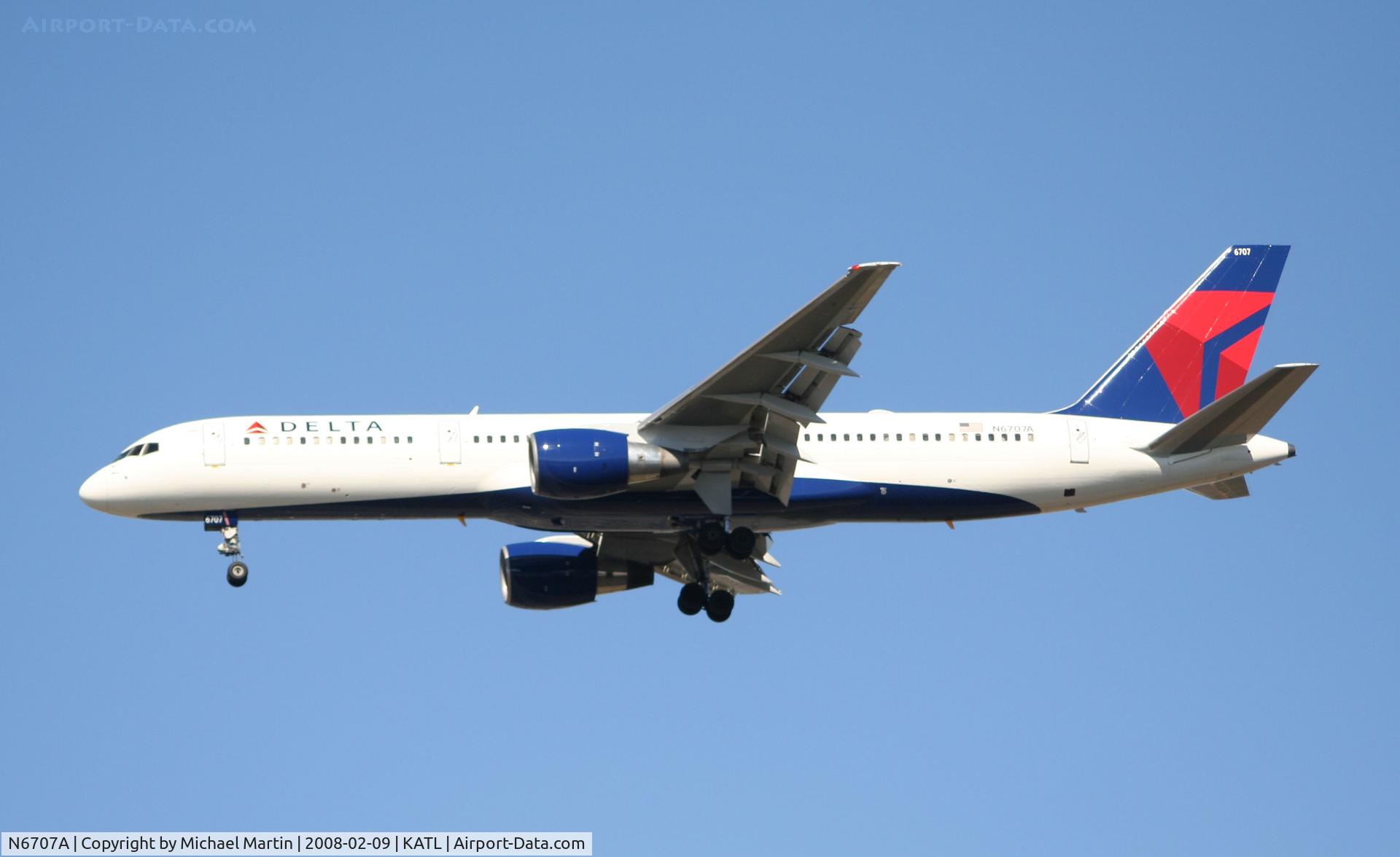 N6707A, 2000 Boeing 757-232 C/N 30395, On final for Runway 26R