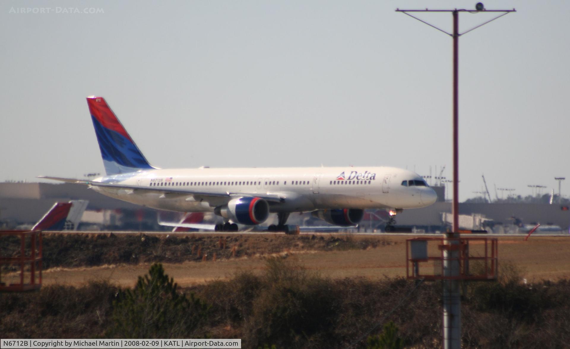N6712B, 2000 Boeing 757-232 C/N 30484, Number one for Runway 26L