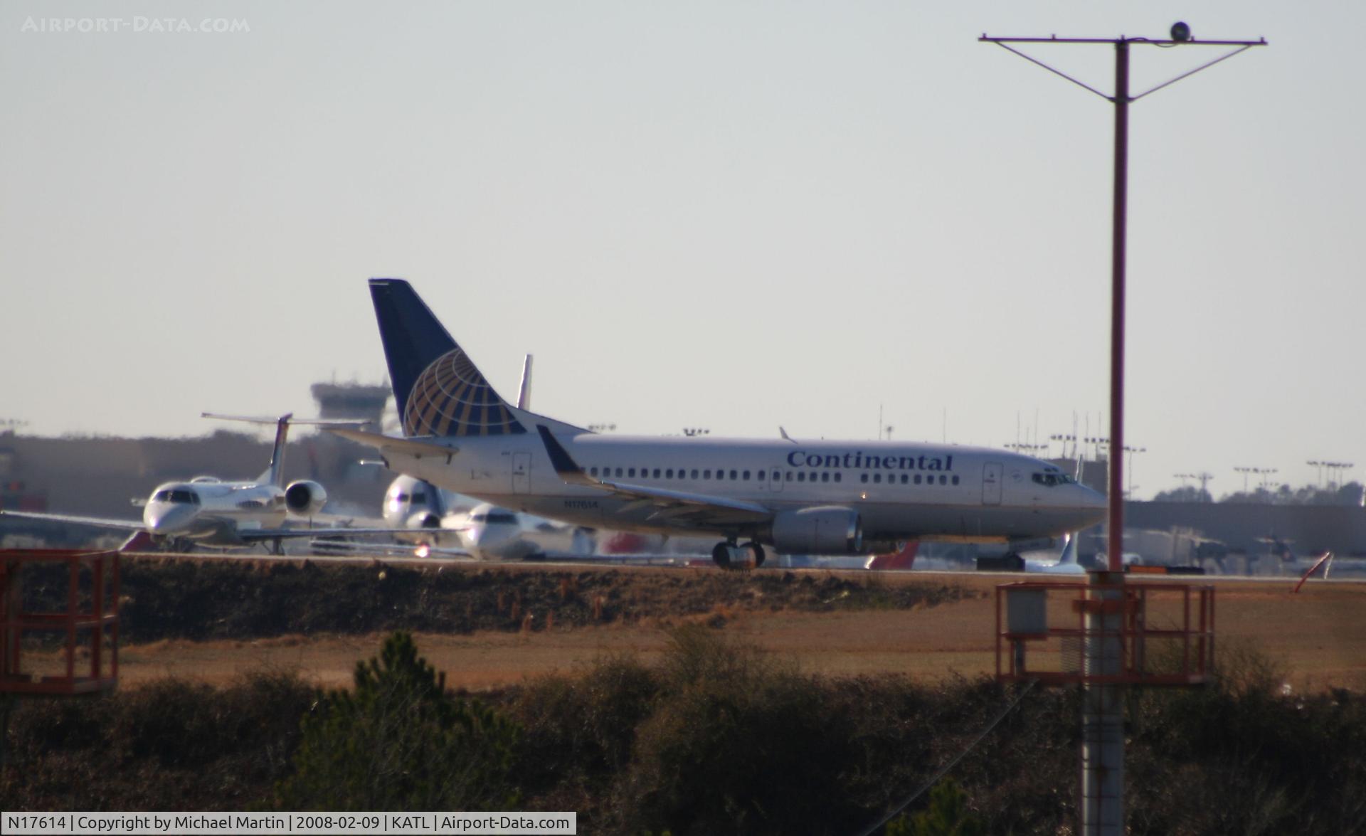N17614, 1994 Boeing 737-524 C/N 27327, Number one for Runway 26L