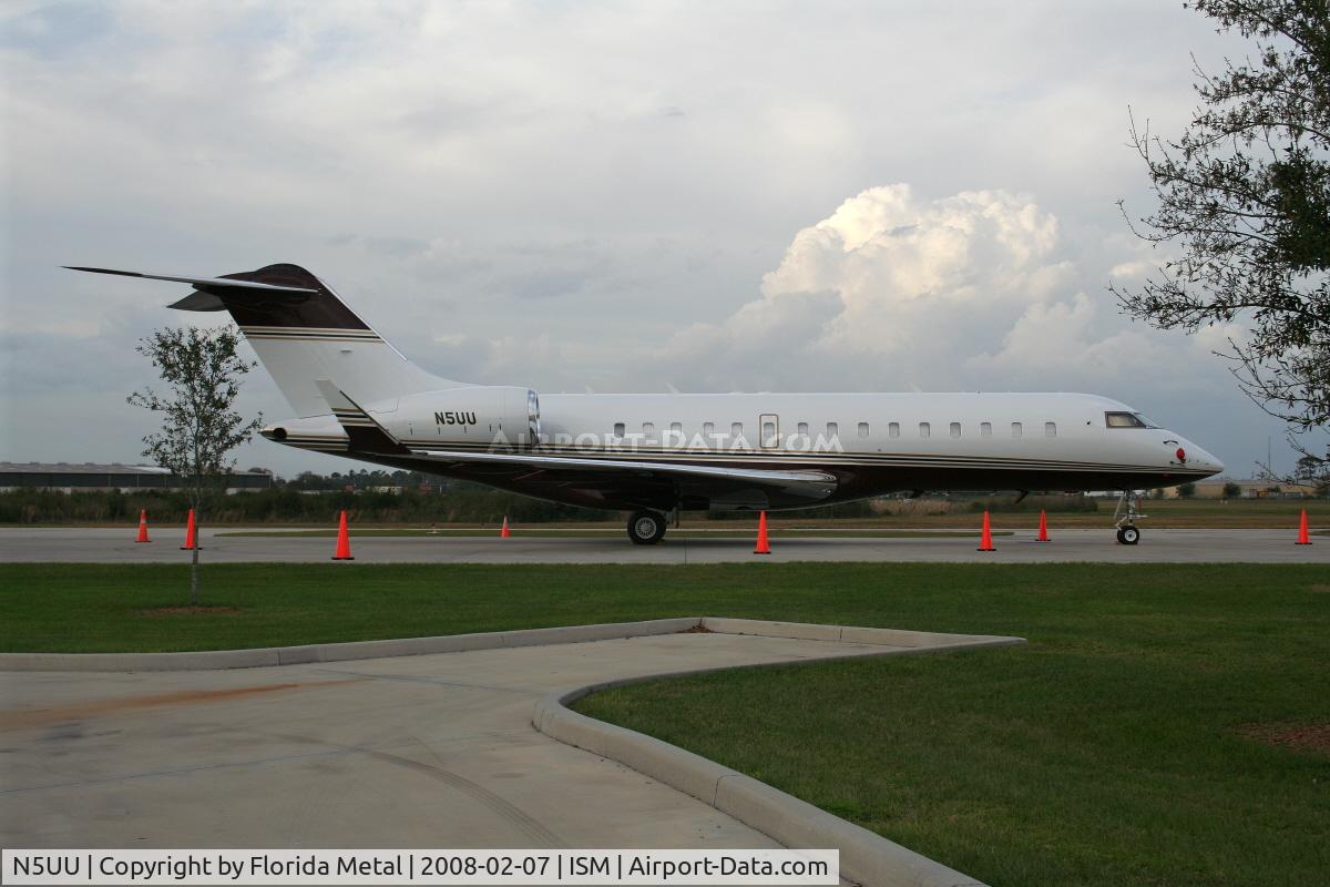 N5UU, 1999 Bombardier BD-700-1A10 Global Express C/N 9029, Unfortunately I didn't get the underside of this plane - there is a Spitfire painted on it.