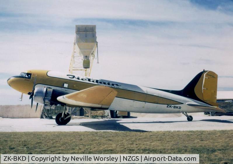 ZK-BKD, Douglas DC-3 C/N 13521, Loading at Gisborne 1980