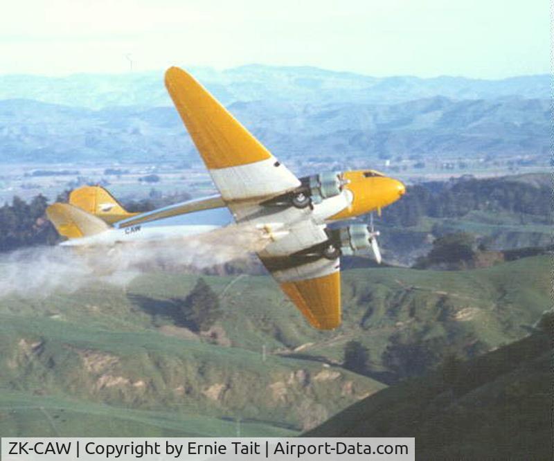 ZK-CAW, 1943 Douglas DC-3 C/N 18923, Gisborne 1983 with Basil Martin