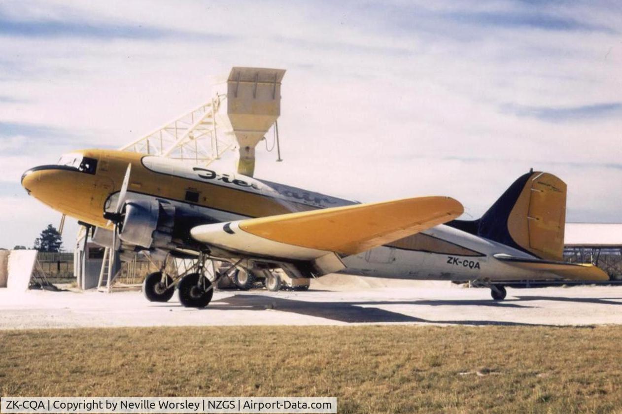 ZK-CQA, Douglas DC-3 C/N 26030, Loading at Gisborne 1972