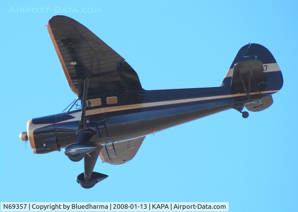 N69357, 1944 Stinson V77 Reliant C/N 77-448, Approach to 17L.