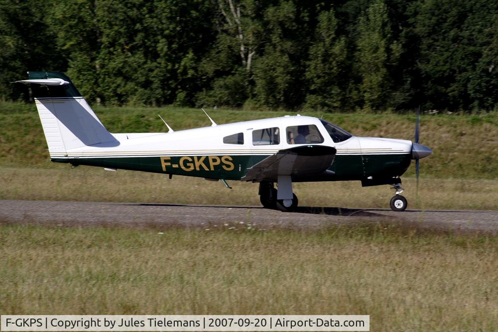 F-GKPS, Piper PA-28RT-201 Arrow IV C/N 28R7918128, Piper taxiing after landing on Villeneuve(Fr) airfield