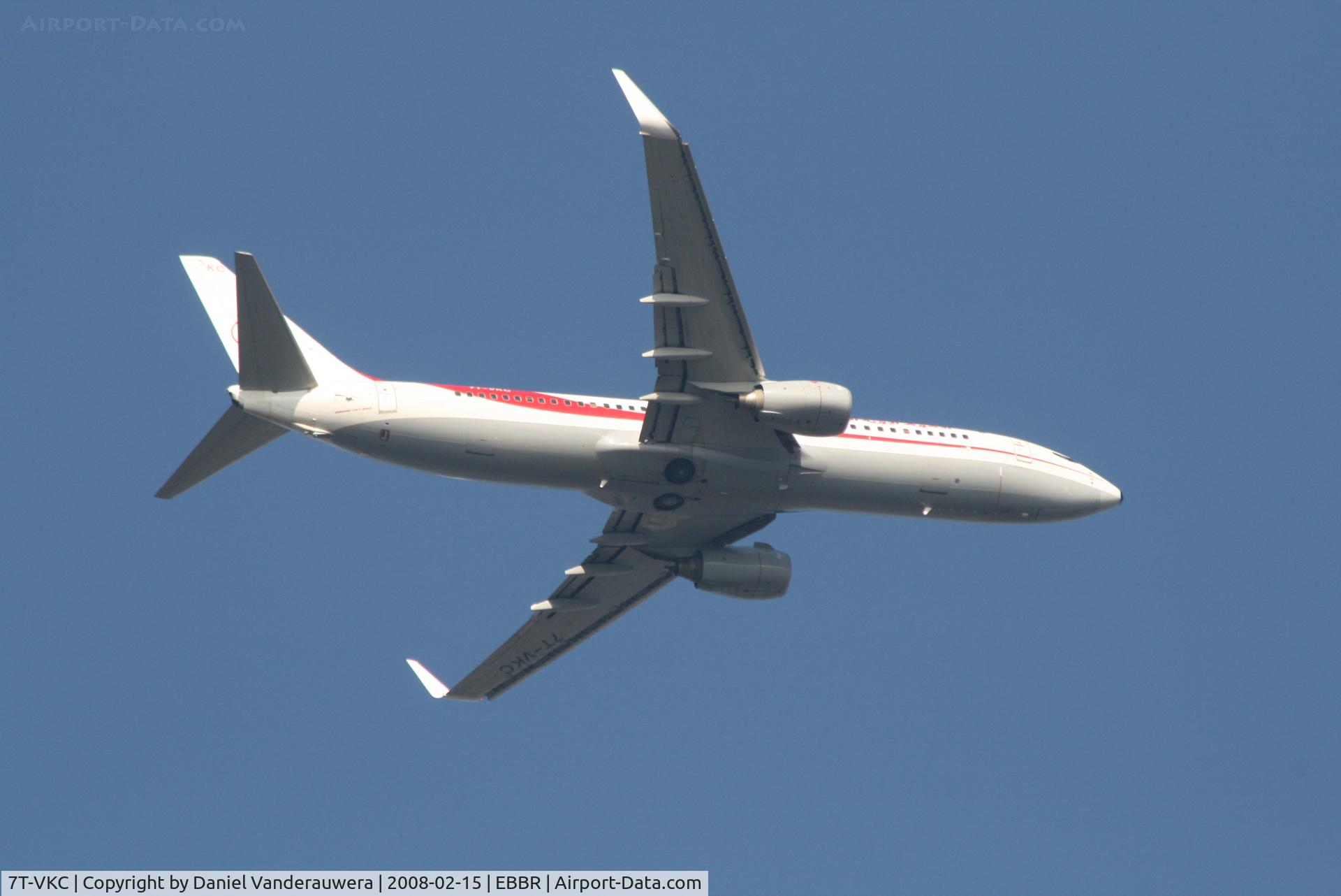 7T-VKC, 2005 Boeing 737-8D6 C/N 34166, descending to the rwy (this time flying over my house)
