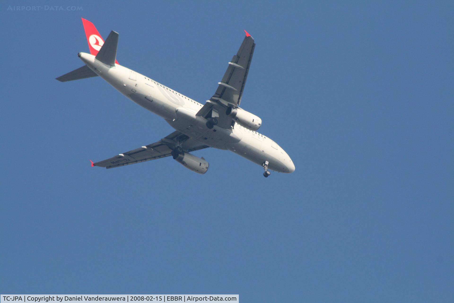 TC-JPA, 2005 Airbus A320-232 C/N 2609, descending to the rwy (this time flying over my house)
